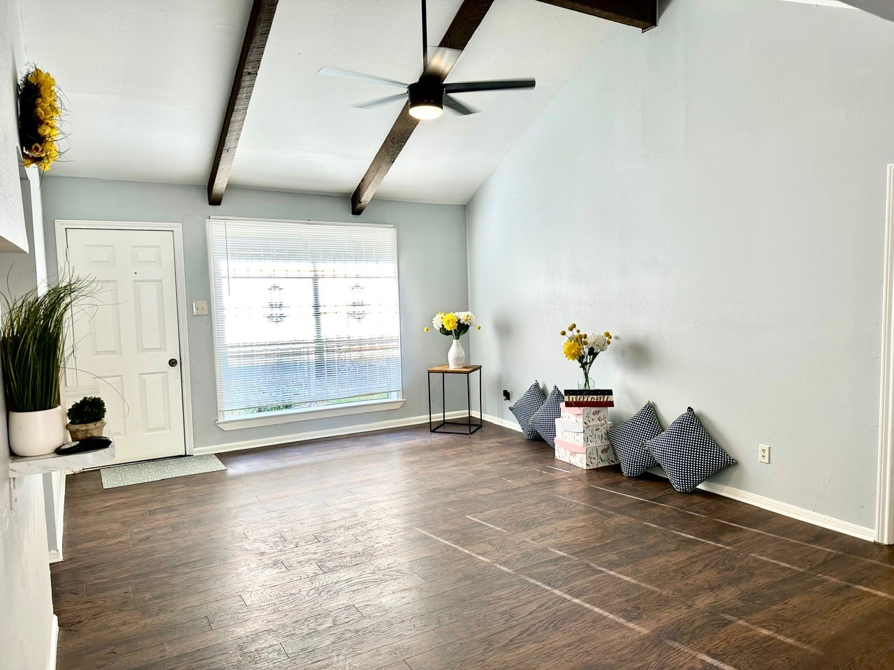 5503 Goldspier Street Houston, TX 77091 - Photo 12 of 34 LIVING ROOM NICE SIZE.