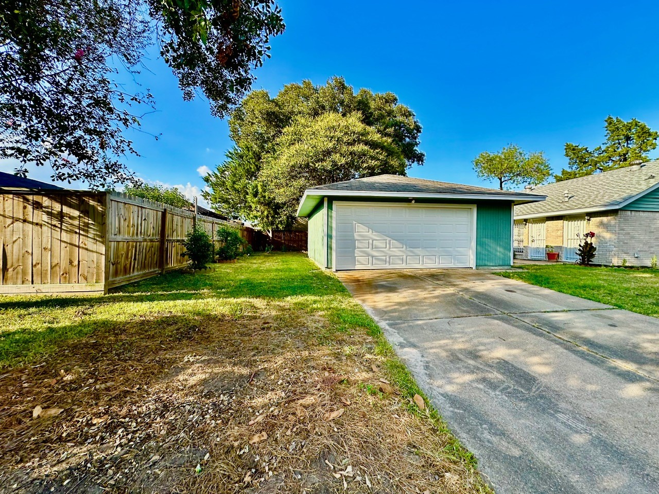 5503 Goldspier Street Houston, TX 77091 - Photo 6 of 34 HOUSE HAS GREAT PARKING SPACE TO BE ABLE TO PARK INSIDE THE PROPERTY, ON BOTH SIDES OF THE HOUSE.