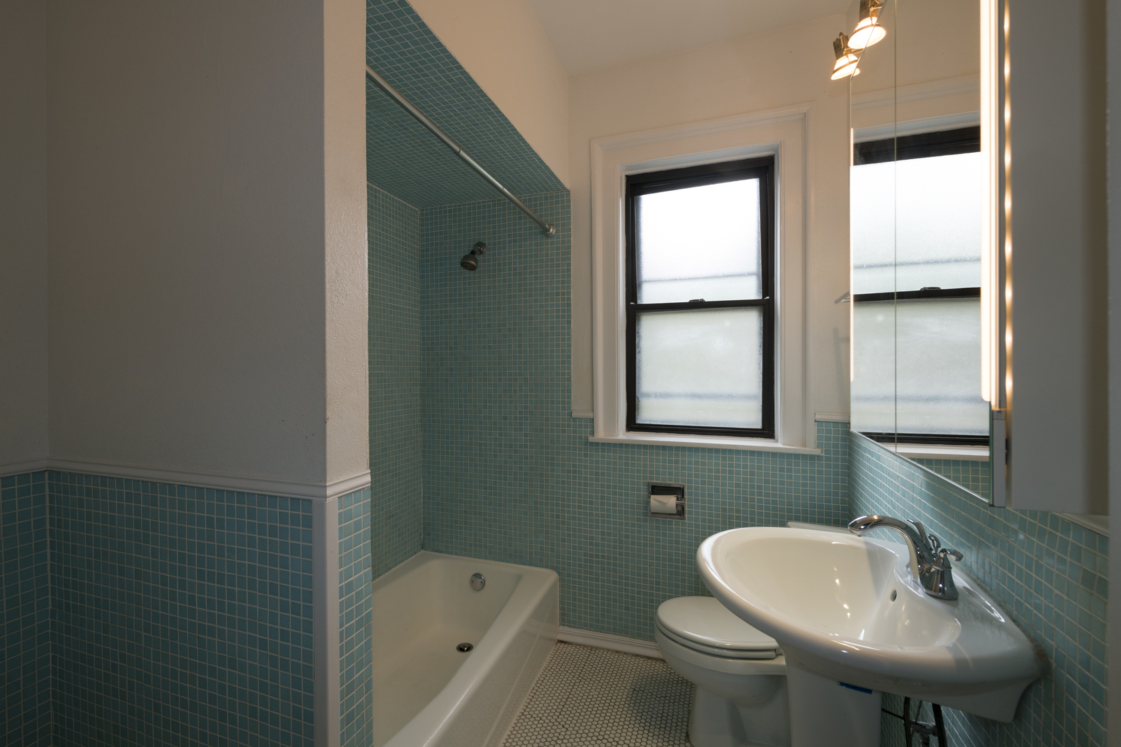 2416 West Greenleaf Avenue, Unit 2 Chicago, IL 60645 - Photo 8 of 14