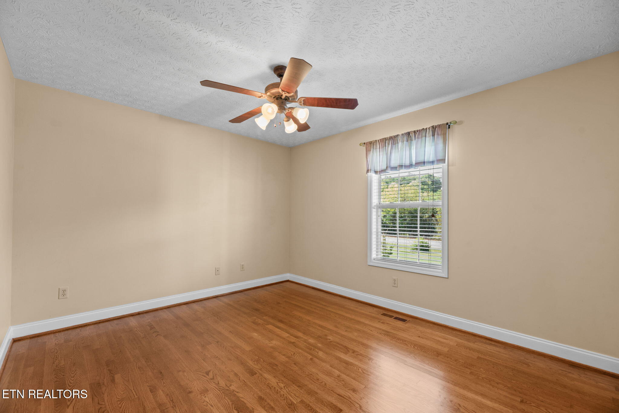 207 Laurel Road Clinton, TN 37716 - Photo 19 of 38 19-web-or-mls-Laurel207 (99)