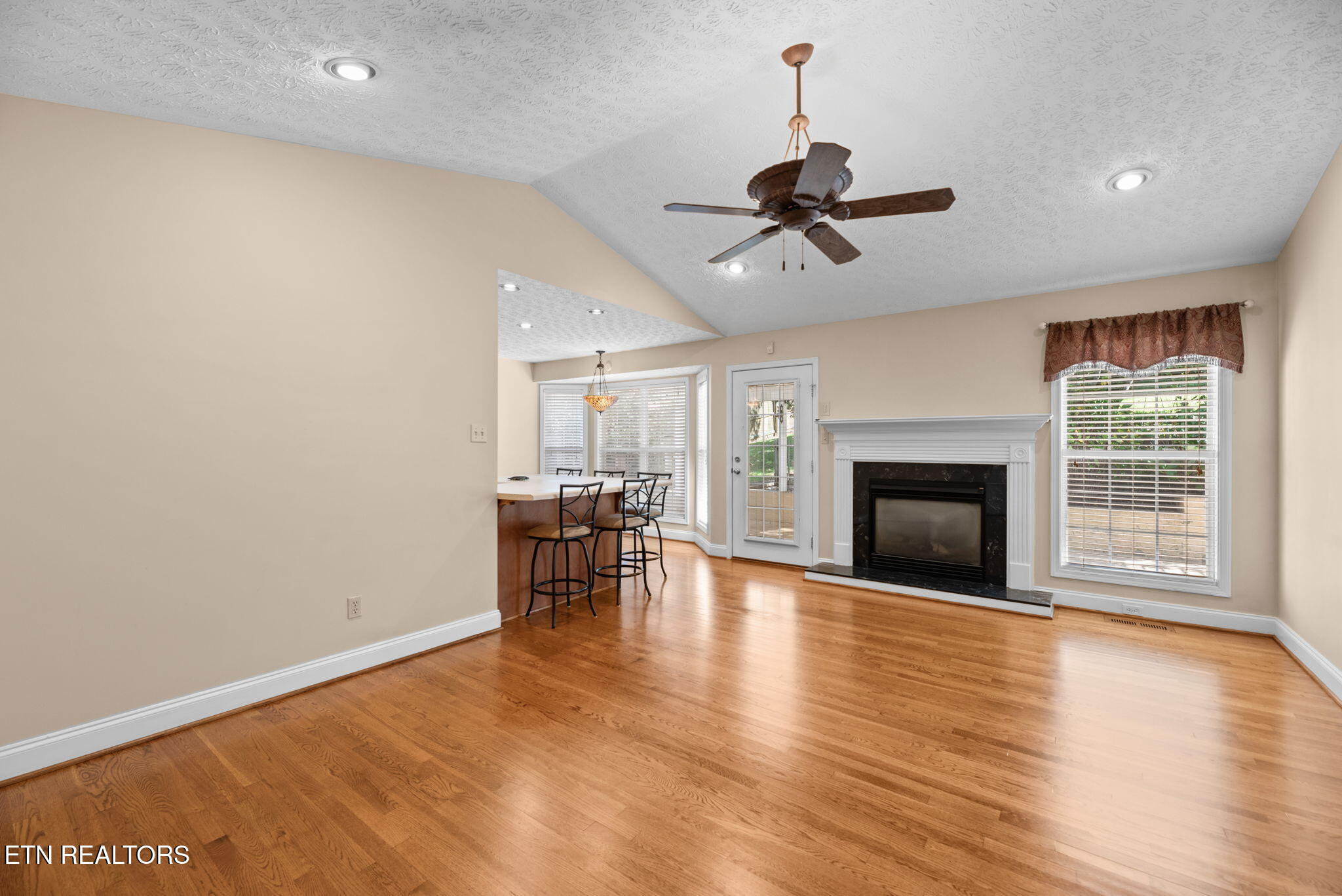 207 Laurel Road Clinton, TN 37716 - Photo 4 of 38 4-web-or-mls-Laurel207 (54)