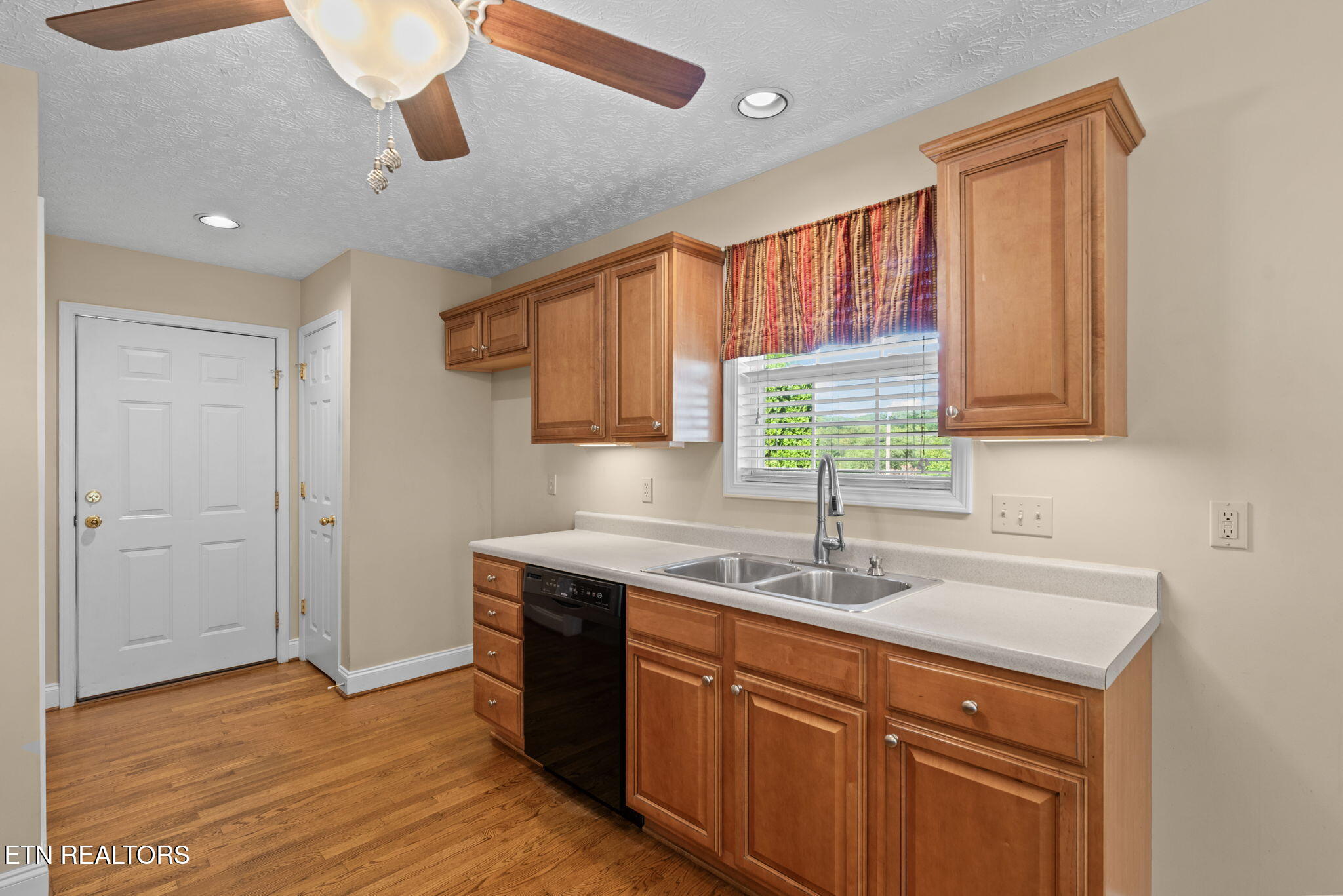 207 Laurel Road Clinton, TN 37716 - Photo 10 of 38 10-web-or-mls-Laurel207 (72)