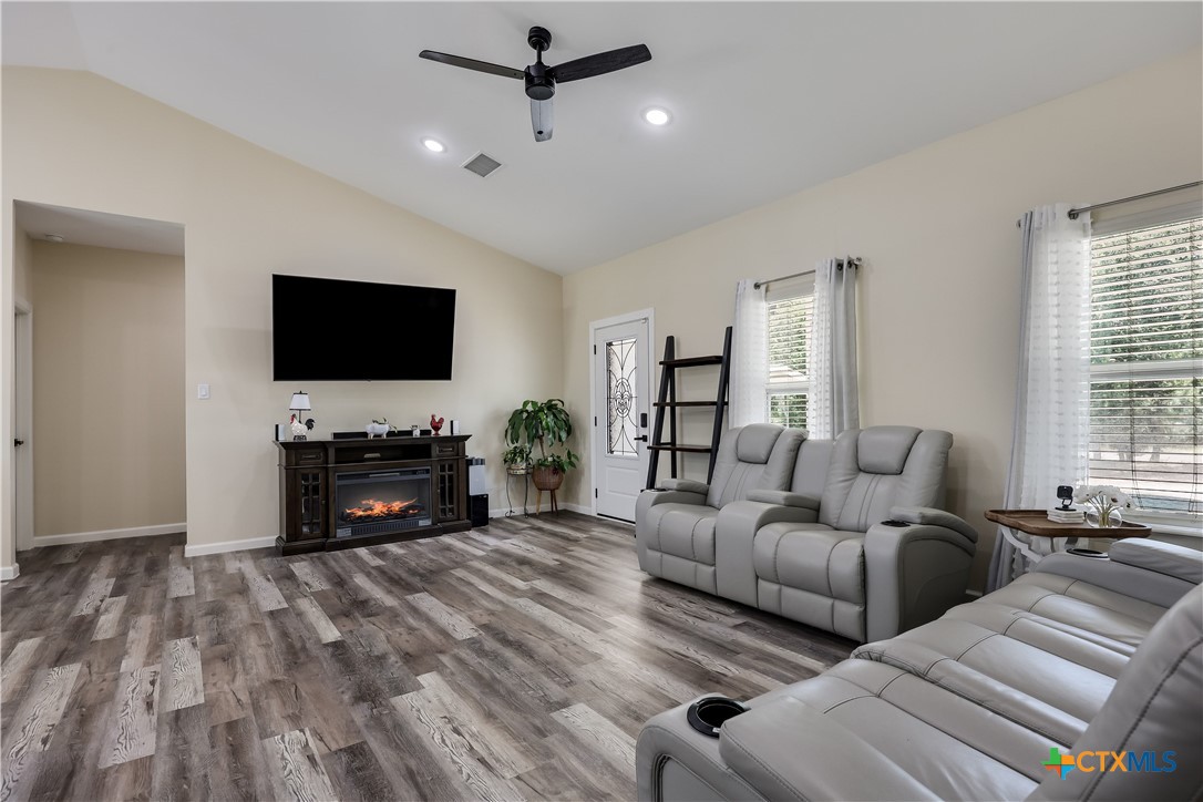 537 Lower Elgin Road Elgin, TX 78621 - Photo 9 of 45
