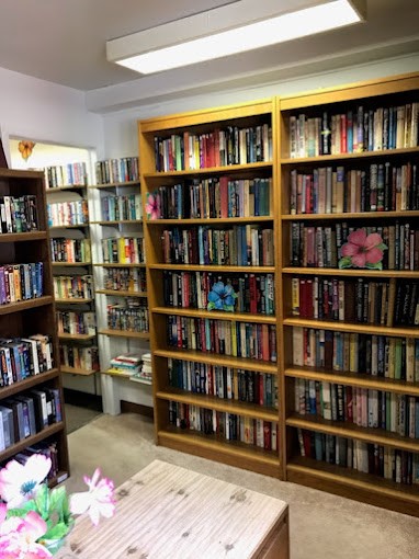 8400 Engleman Street Center Line, MI 48015 - Photo 7 of 16 a living room with furniture and a book shelf