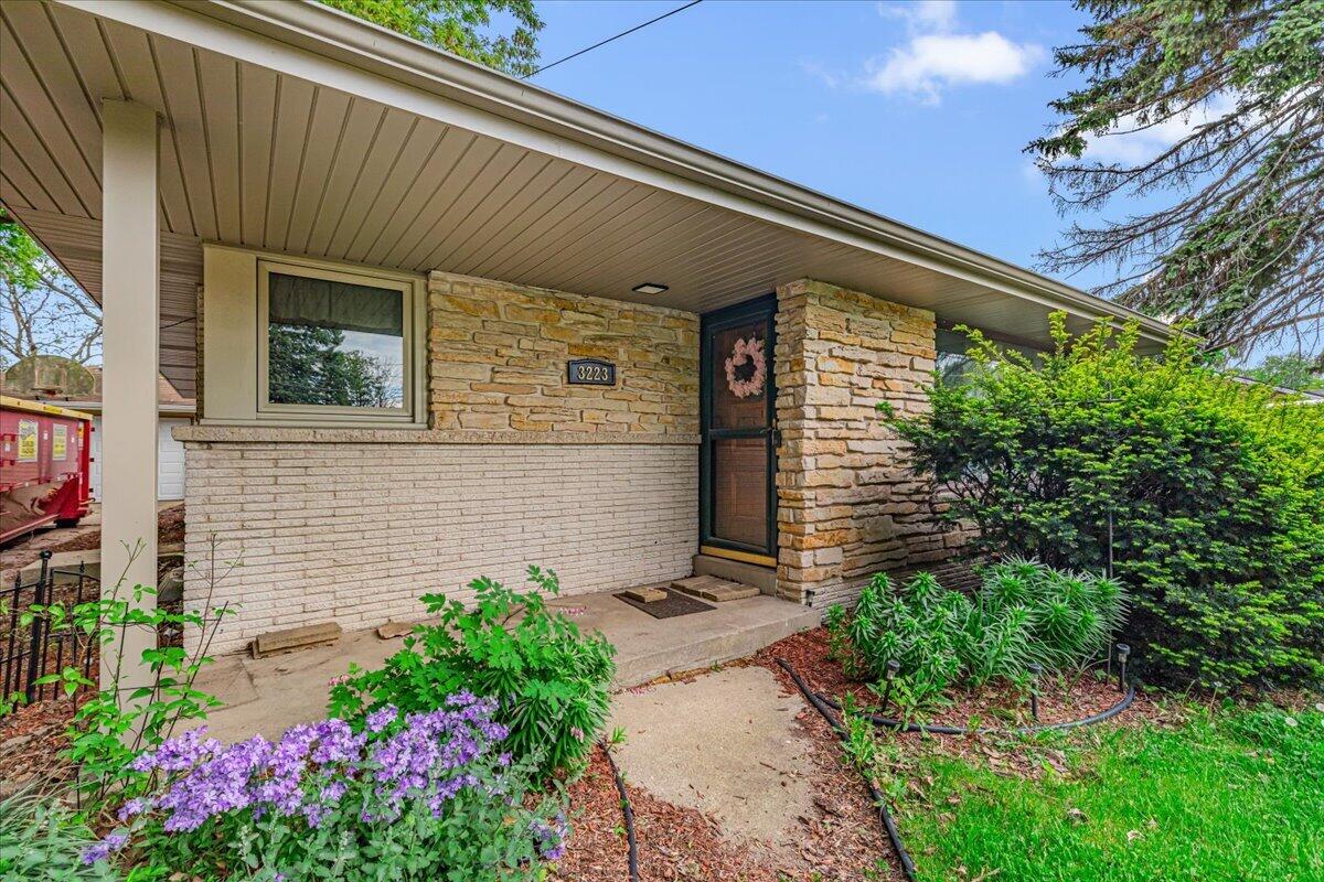 3223 West Cold Spring Road Greenfield, WI 53221 - Photo 3 of 35 06-Cold Spring-6
