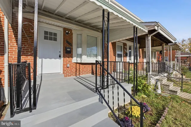 a view of a house with backyard and porch