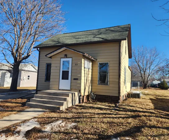 $77,000 | 313 6th Avenue Southeast, Pipestone, MN 56164