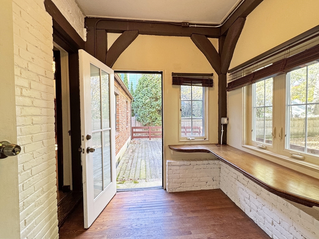 280 Quinobequin Road Newton, MA 02468 - Photo 8 of 31 a view of an entryway