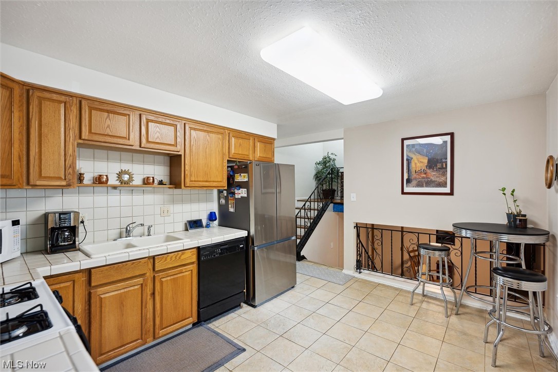 4629 Telhurst Road Cleveland, OH 44121 - Photo 12 of 35 Kitchen