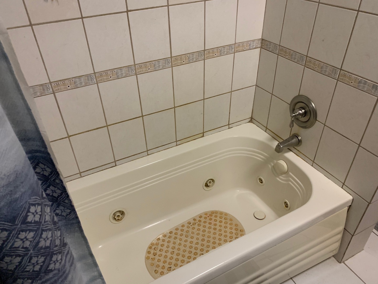 549 East 60th Street, Unit 1 Chicago, IL 60637 - Photo 9 of 11 a bathroom with a bathtub