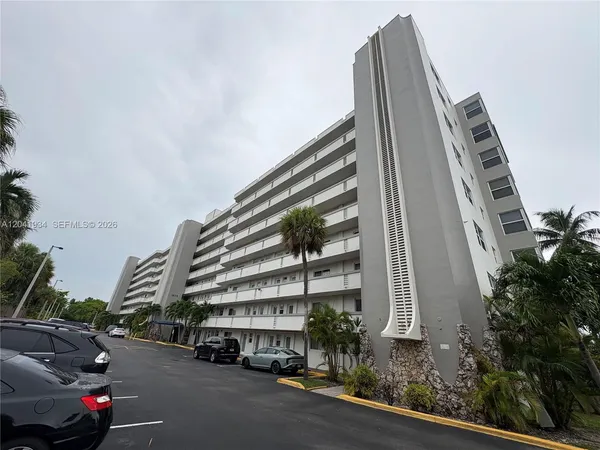 $2,500 | 1075 Northeast Miami Gardens Drive, Unit 211, Miami, FL 33179