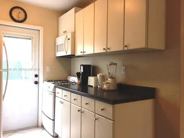 $1,500 | 7315 Byron Avenue, Unit 6, Miami Beach, FL 33141