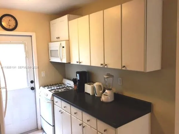 $1,500 | 7315 Byron Avenue, Unit 6, Miami Beach, FL 33141