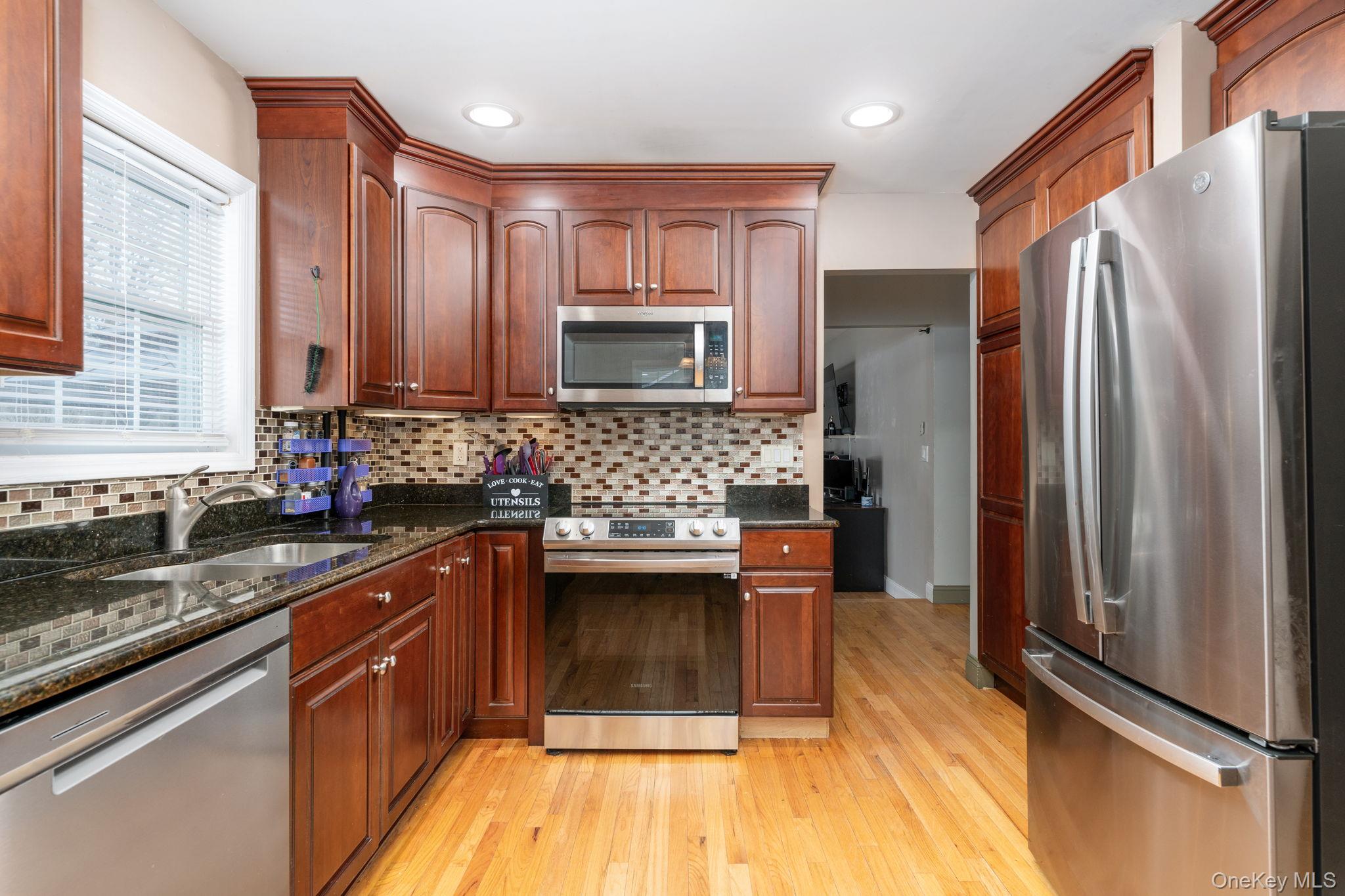 4 Rowe Street Coram, NY 11727 - Photo 10 of 28