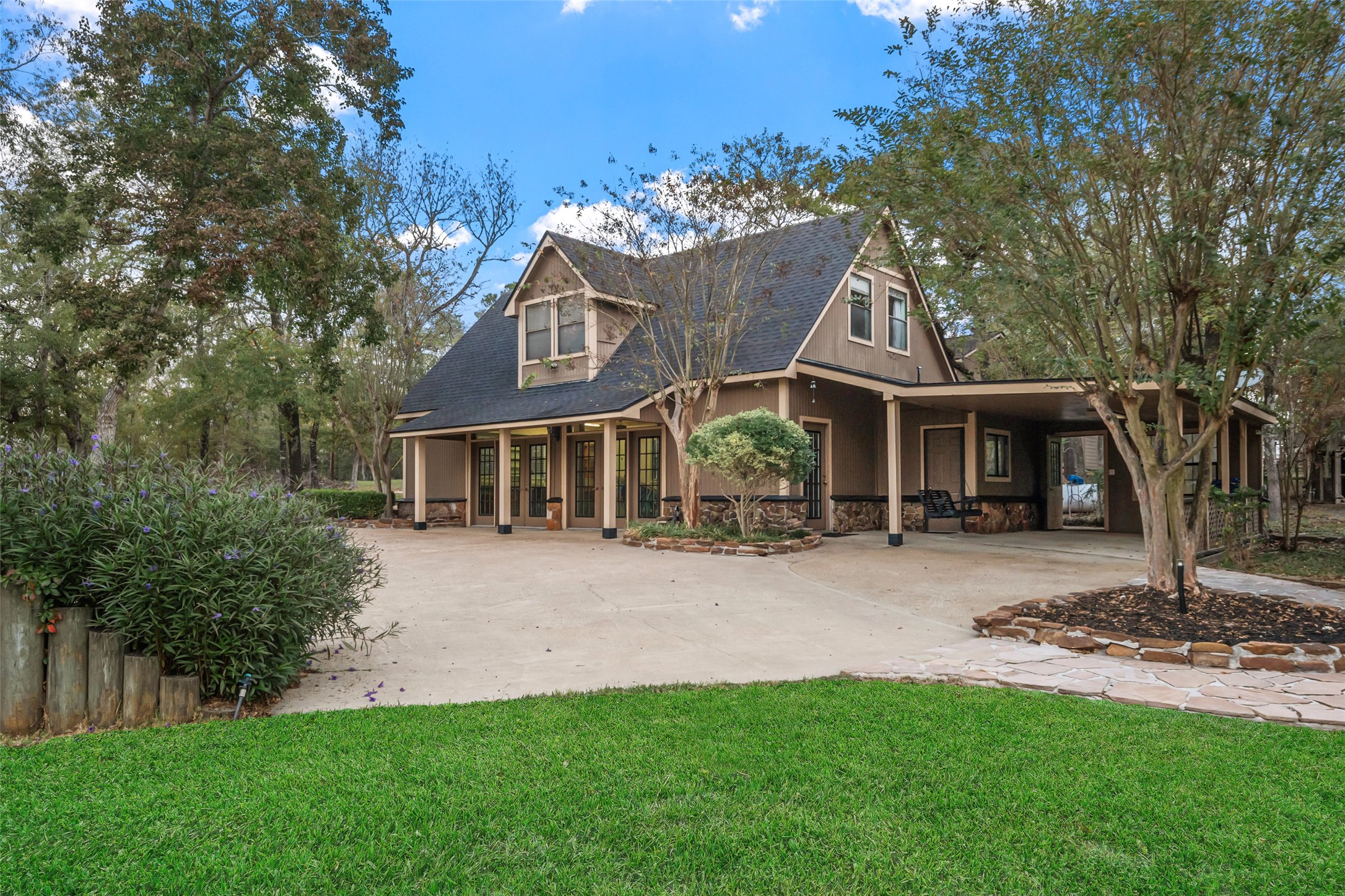 186 Lake Road Huntsville, TX 77320 - Photo 44 of 48 a front view of a house with a garden