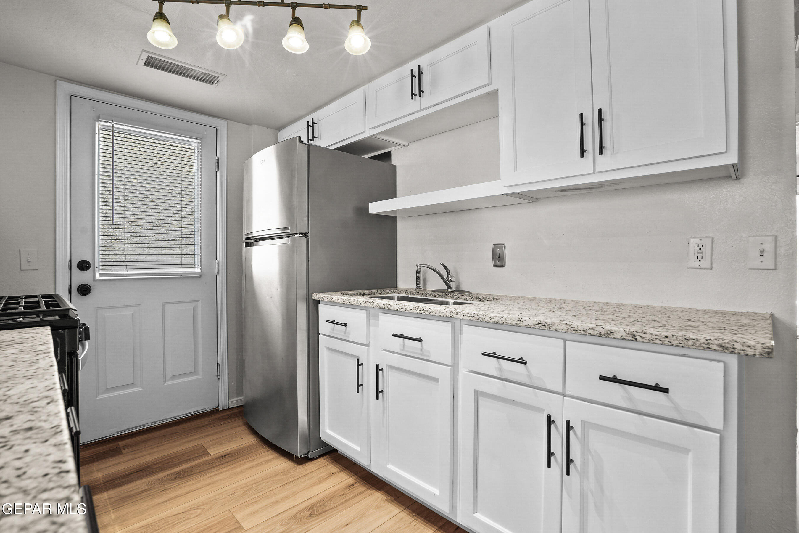 11023 Splendor Court El Paso, TX 79936 - Photo 11 of 43 Kitchen