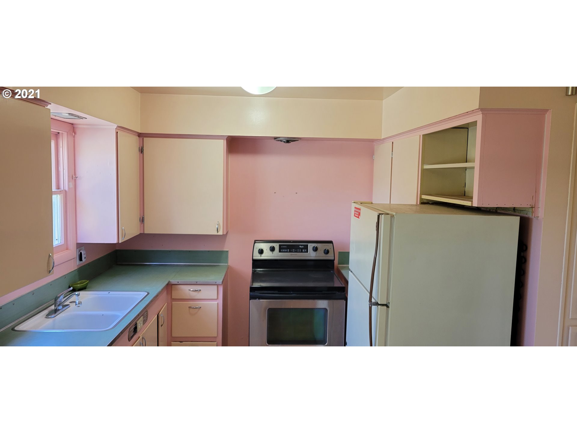 421 Smith Street Riddle, OR 97469 - Photo 12 of 14 a kitchen with granite countertop a stove and a refrigerator
