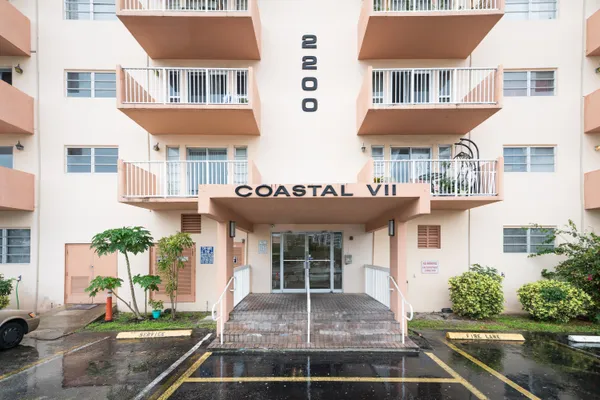 $1,800 | 2200 East Hallandale Beach Boulevard, Unit 202, Hallandale Beach, FL 33009