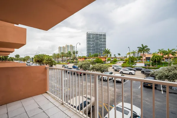 $1,750 | 2200 East Hallandale Beach Boulevard, Unit 202, Hallandale Beach, FL 33009