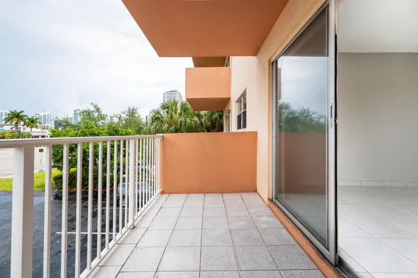 $1,750 | 2200 East Hallandale Beach Boulevard, Unit 202, Hallandale Beach, FL 33009