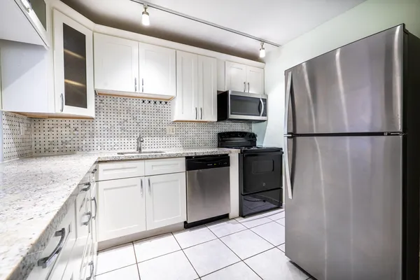 $1,750 | 2200 East Hallandale Beach Boulevard, Unit 202, Hallandale Beach, FL 33009