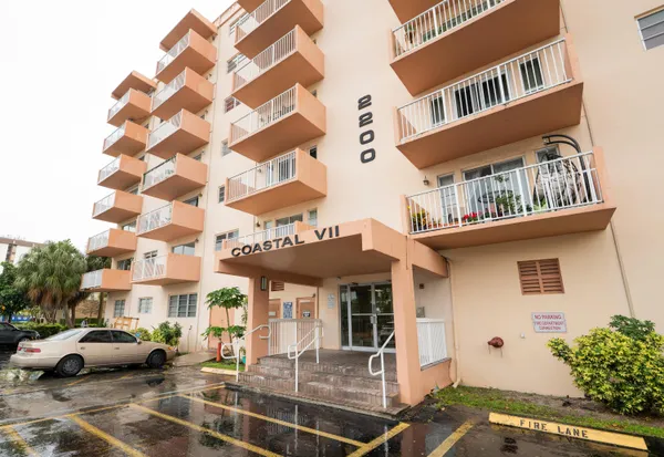 $1,750 | 2200 East Hallandale Beach Boulevard, Unit 202, Hallandale Beach, FL 33009