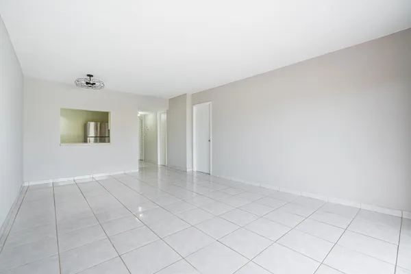 $1,750 | 2200 East Hallandale Beach Boulevard, Unit 202, Hallandale Beach, FL 33009