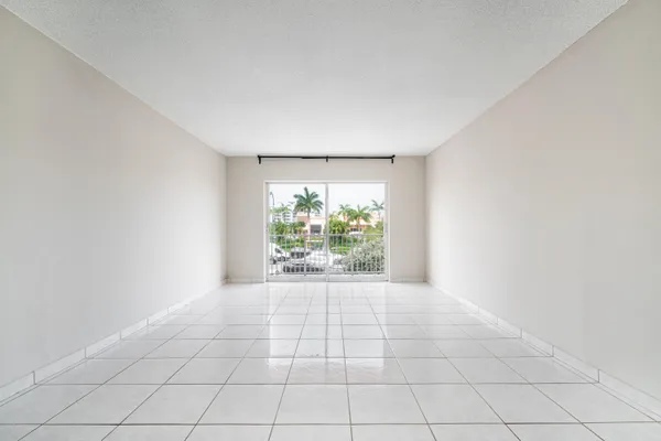 $1,750 | 2200 East Hallandale Beach Boulevard, Unit 202, Hallandale Beach, FL 33009