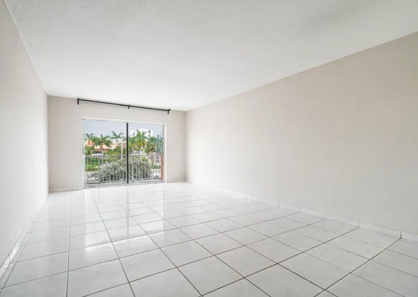 $1,750 | 2200 East Hallandale Beach Boulevard, Unit 202, Hallandale Beach, FL 33009