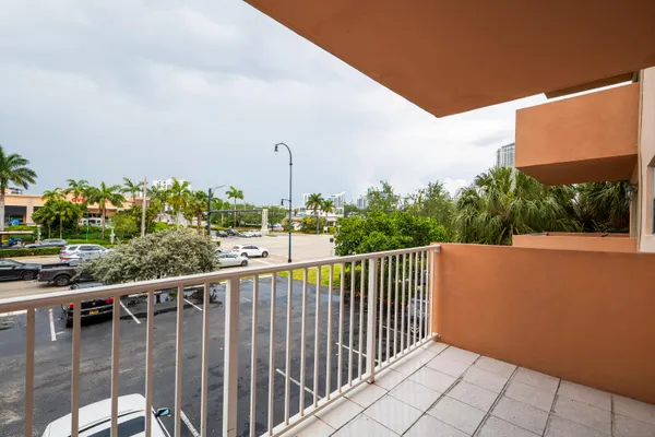 $1,750 | 2200 East Hallandale Beach Boulevard, Unit 202, Hallandale Beach, FL 33009