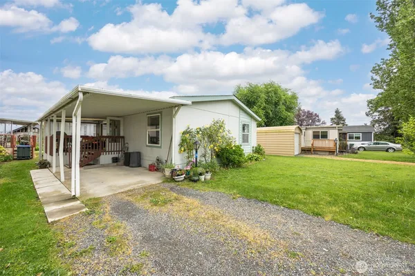 a view of a house with backyard and garden
