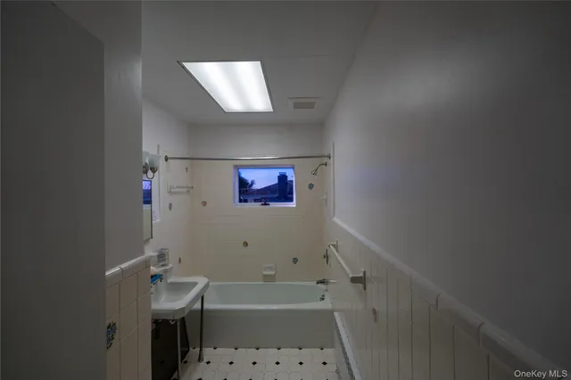 a view of livingroom with furniture