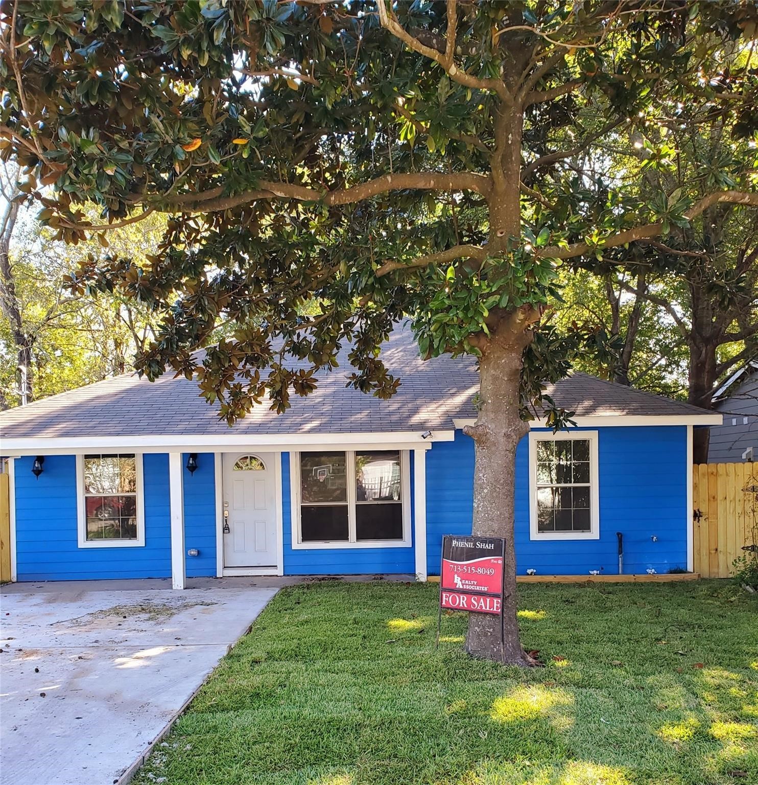 6815 Sidney Street Houston, TX 77021 - Photo 12 of 14 a front view of a house with a garden