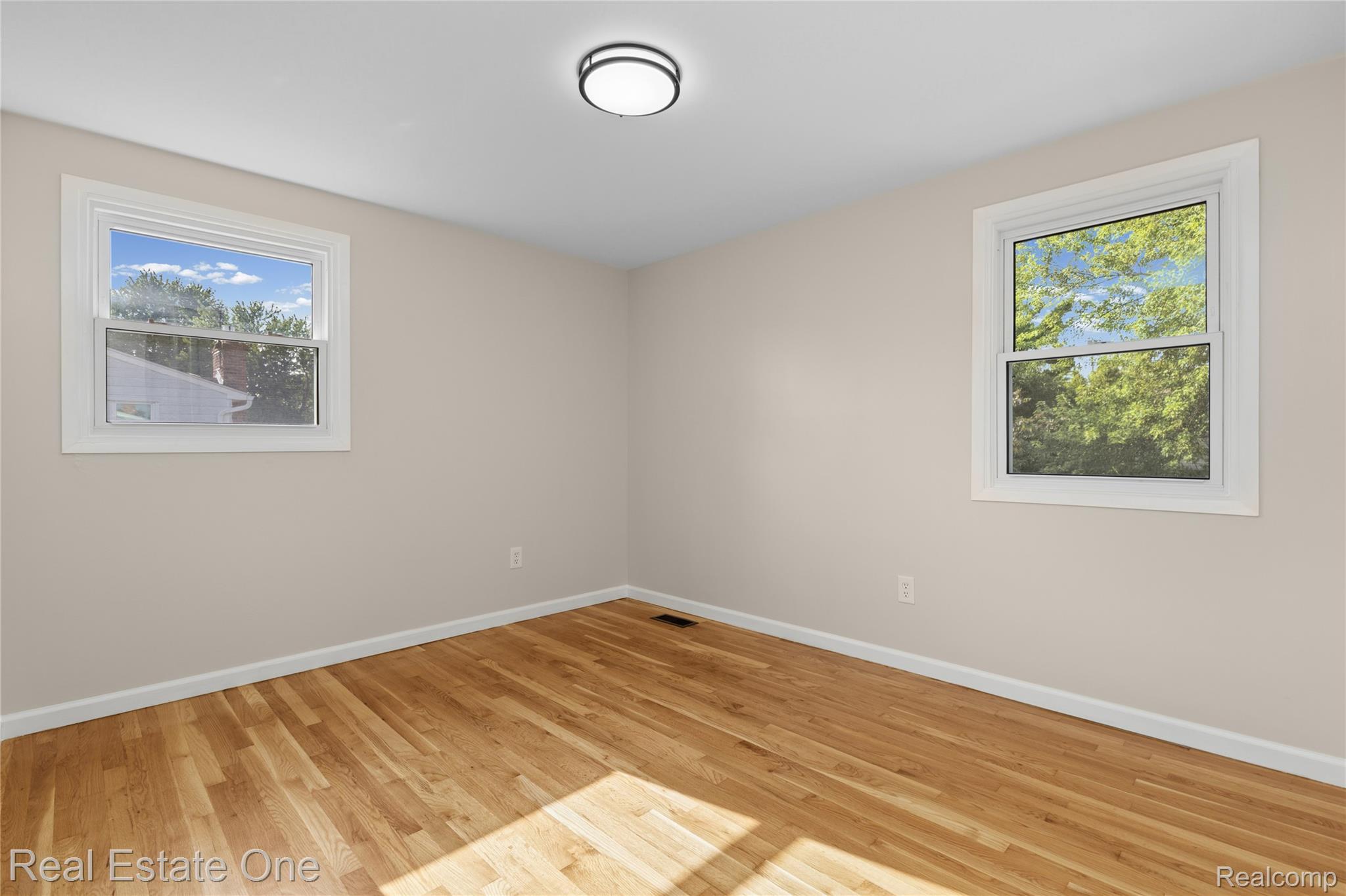 25695 Branchaster Road Farmington, MI 48336 - Photo 33 of 58 Light oak wood flooring and neutral wall tones