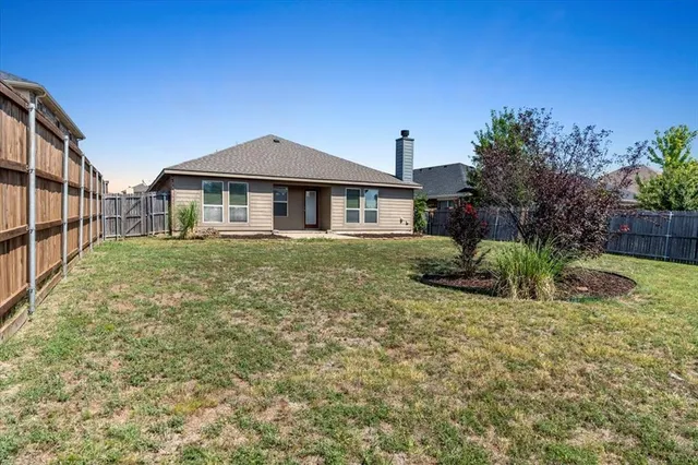 $2,050 | 1729 Park Trails Boulevard, Princeton, TX 75407