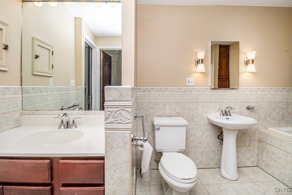 104 Burlingame Road Syracuse, NY 13203 - Photo 28 of 50 primary bathroom with a soaking tub