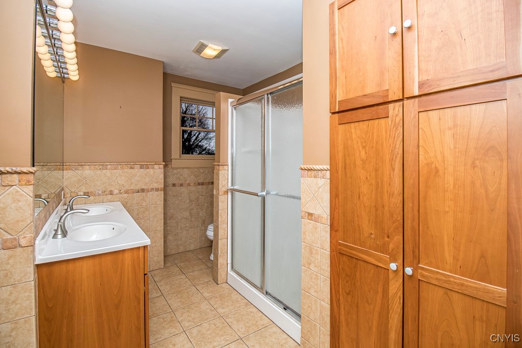 104 Burlingame Road Syracuse, NY 13203 - Photo 36 of 50 2nd Floor full bath with lots of storage