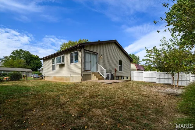 $168,000 | 2487 Manthorne Court, Florissant, MO 63031