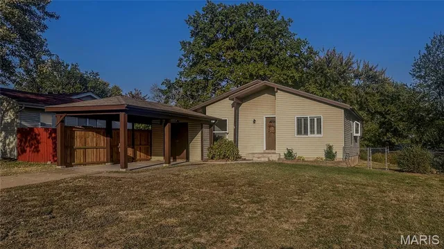 $168,000 | 2487 Manthorne Court, Florissant, MO 63031