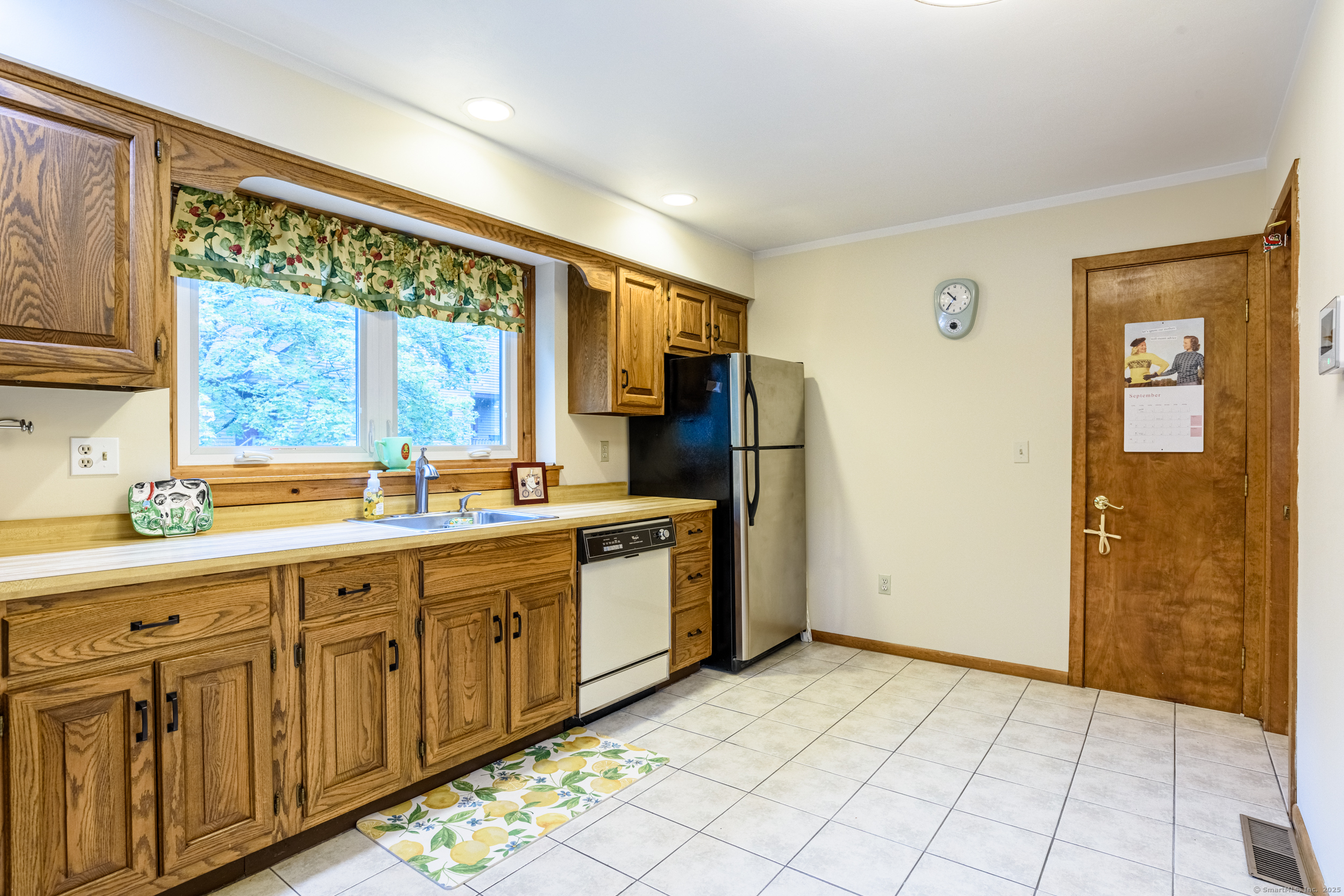 26 Edgehill Circle, Unit 26 Monroe, CT 06468 - Photo 5 of 29