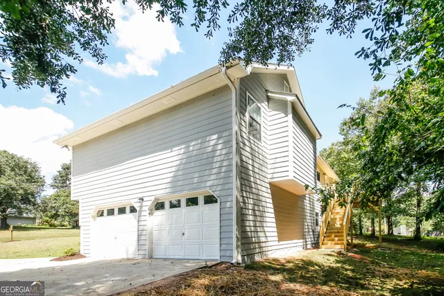 a view of a house with a yard