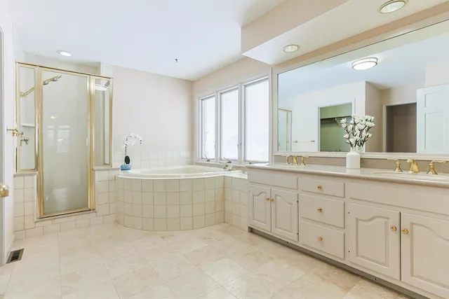 $824,000 | 51340 Lake Pointe Court, Granger, IN 46530