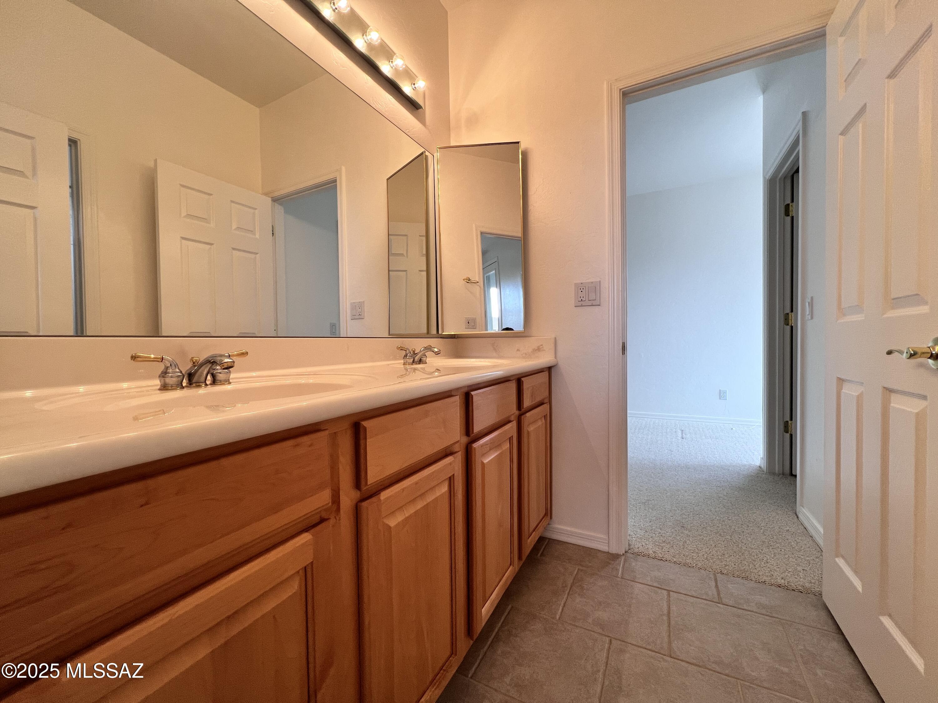 7449 East Ridge Point Road Tucson, AZ 85750 - Photo 28 of 36 upstairs bath is Jack/Jill
