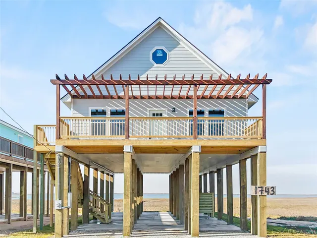 $425,000 | 1743 Bluewater Highway, Surfside Beach, TX 77541