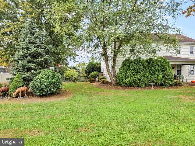 a view of a house with backyard