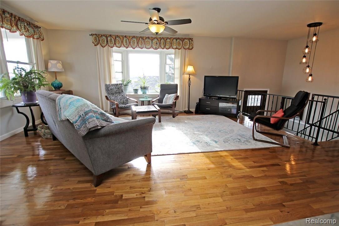 9488 Hegel Road Goodrich, MI 48438 - Photo 5 of 42 5) Living Room.jpg