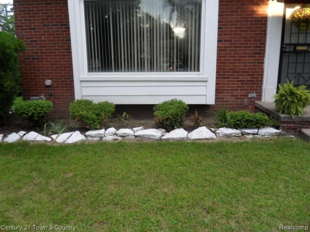 17144 Huntington Road Detroit, MI 48219 - Photo 26 of 57 Front of home 1.JPG