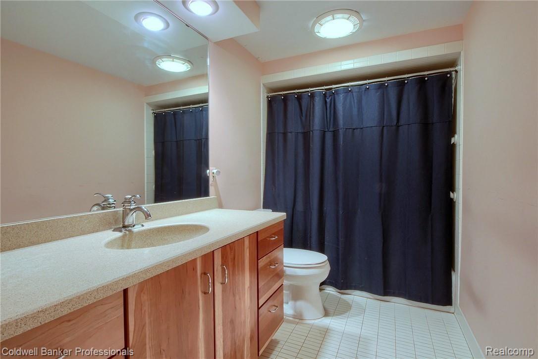 18878 Hannan Road New Boston, MI 48164 - Photo 23 of 42 023-Bathroom.jpg