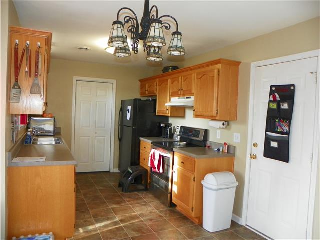 1133 Campbell Road Goodlettsville, TN 37072 - Photo 4 of 17 Roomy kitchen.