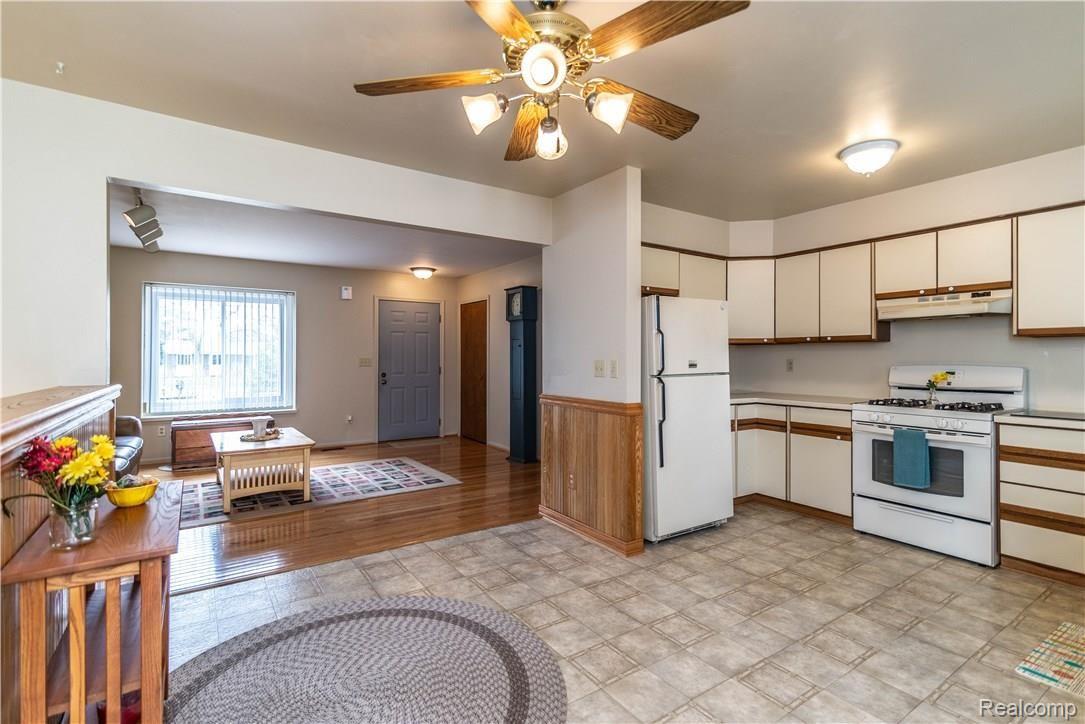 2874 Benstein Road Walled Lake, MI 48390 - Photo 8 of 37 dsc_9986.jpg